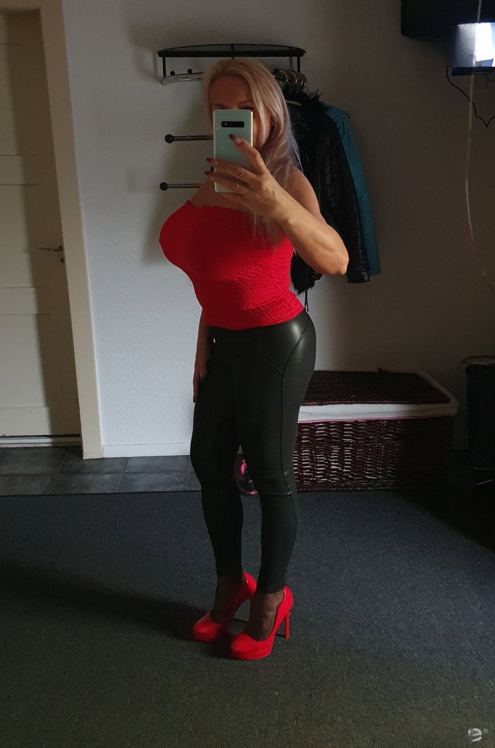 Jessica Xxl Boobs Milf Bis Diese Woche Sonntagmorgen In Luzern - photo 2