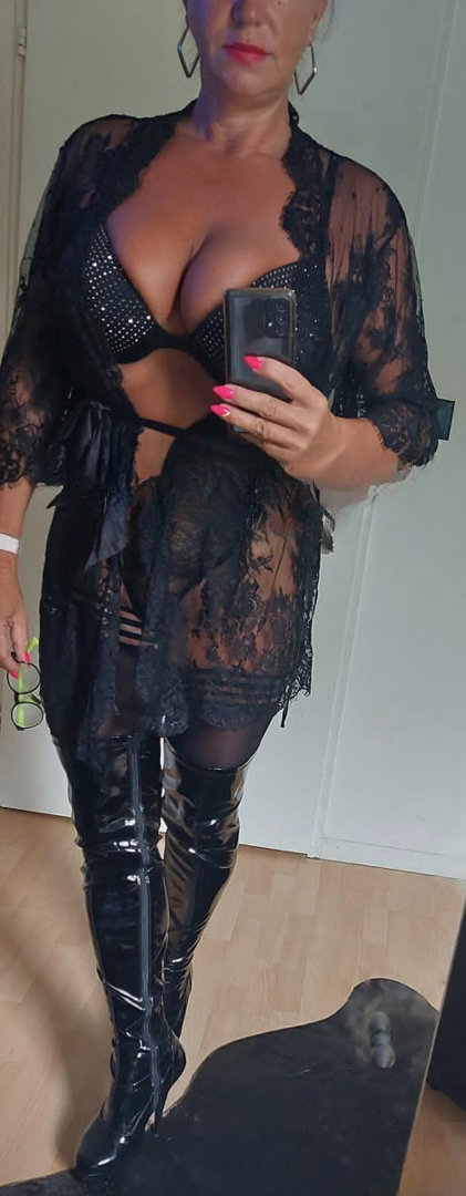 Lady Xenia Echte Squirting Deeptroath - foto