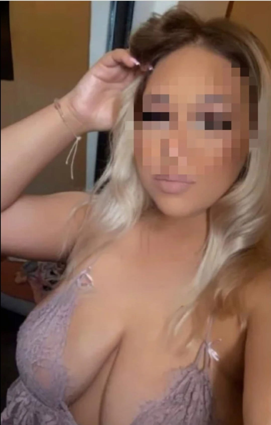 Natasha Mit Sexy Zungenpiercing - photo