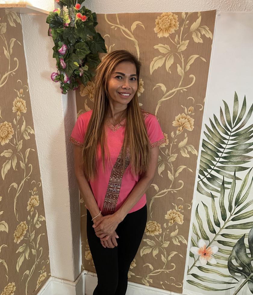 Professionelle Massagen Von Einer Zierlichen Suessen Thailaenderin - foto