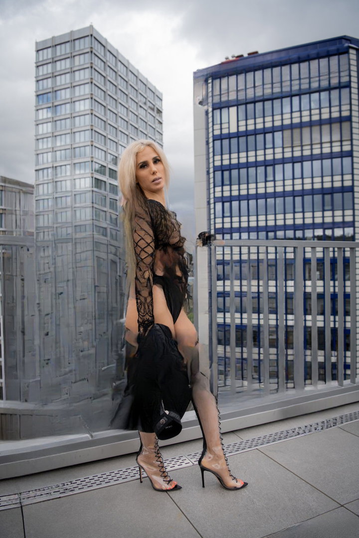 Blonde Schlampe Mit Grossem Bruesten Und Engem Po - photo