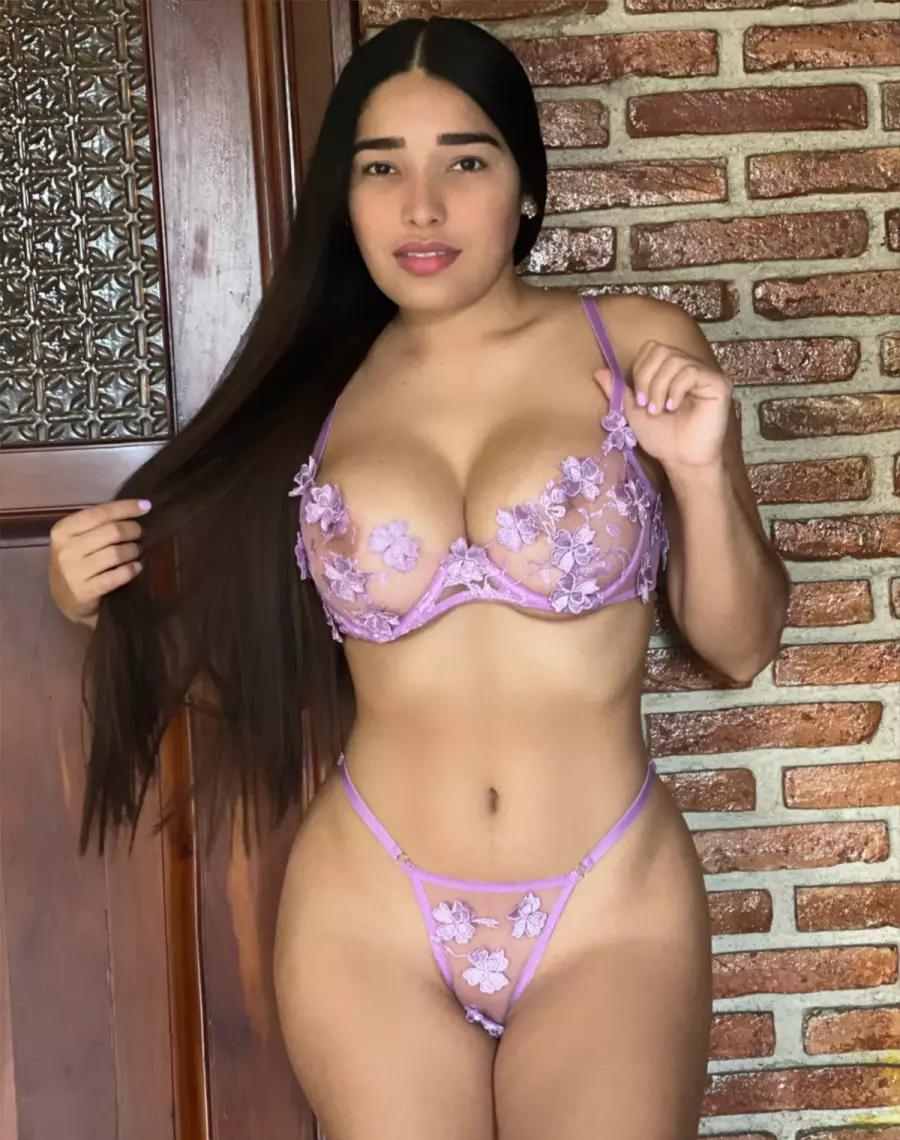 Latina Hot Xiomara - photo 10
