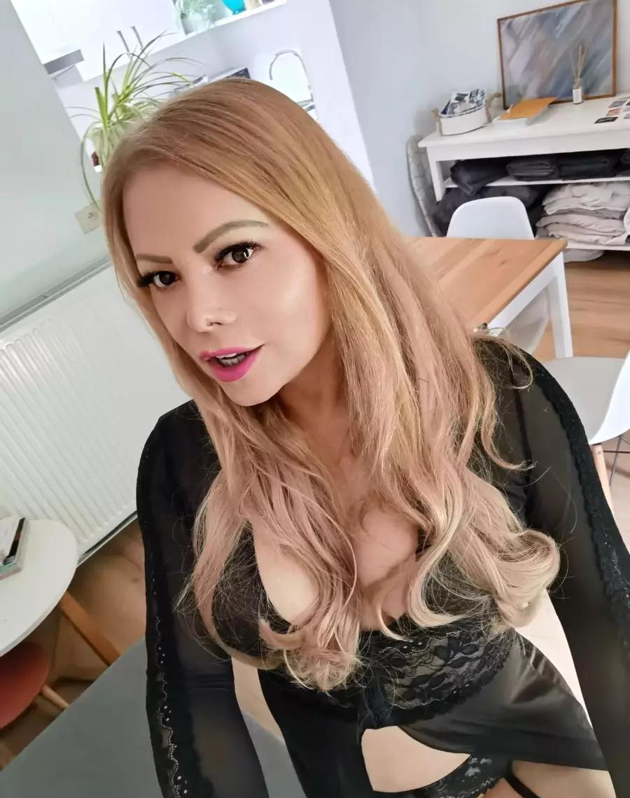 Petite Blonde Last Tour In Europe - foto